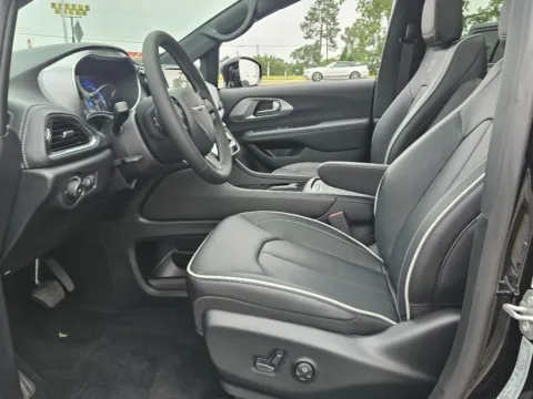 Another view of 2025 Chrysler Pacifica Limited for sale in Perry, GA at ALM CDJR Perry