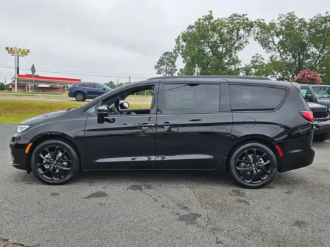 Photos of 2025 Chrysler Pacifica Limited for sale in Perry, GA at ALM CDJR Perry