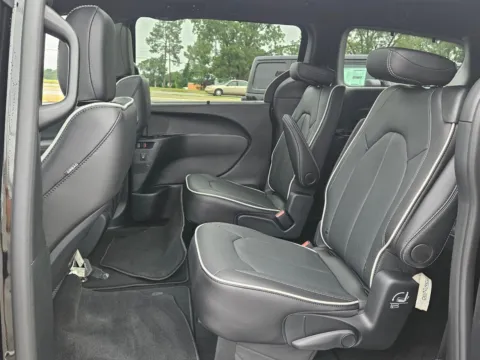 More photos of 2025 Chrysler Pacifica Limited at ALM CDJR Perry, GA