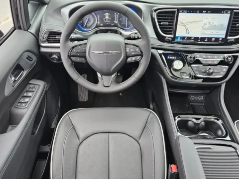 More photos of 2025 Chrysler Pacifica Limited at ALM CDJR Perry, GA