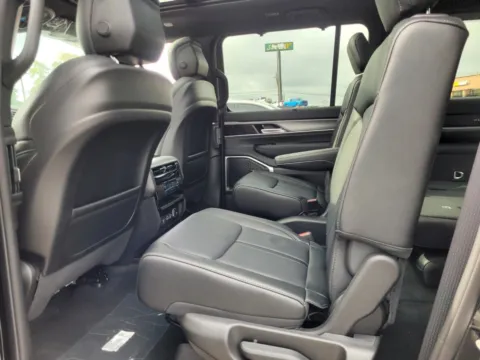 More photos of 2025 Jeep Wagoneer Series II at ALM CDJR Perry, GA