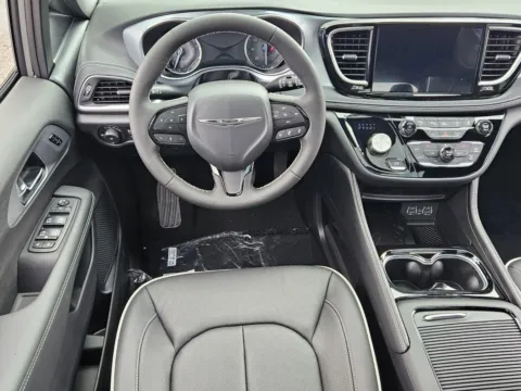 More photos of 2025 Chrysler Pacifica Limited at ALM CDJR Perry, GA