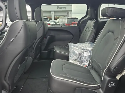 More photos of 2025 Chrysler Pacifica Limited at ALM CDJR Perry, GA