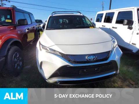More photos of 2024 Toyota Venza Limited at ALM CDJR Perry, GA
