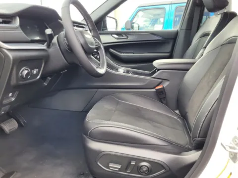 Photos of 2025 Jeep Grand Cherokee Altitude X for sale in Perry, GA at ALM CDJR Perry