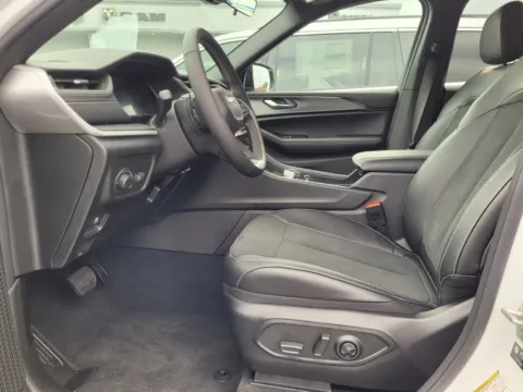 Another view of 2025 Jeep Grand Cherokee Altitude X for sale in Perry, GA at ALM CDJR Perry