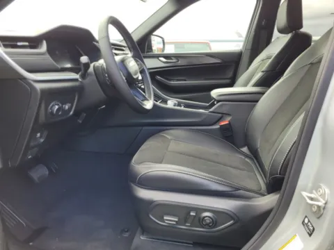 Another view of 2025 Jeep Grand Cherokee Laredo for sale in Perry, GA at ALM CDJR Perry