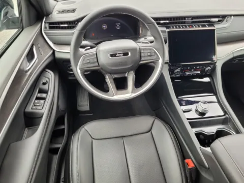 More photos of 2025 Jeep Grand Cherokee Limited at ALM CDJR Perry, GA
