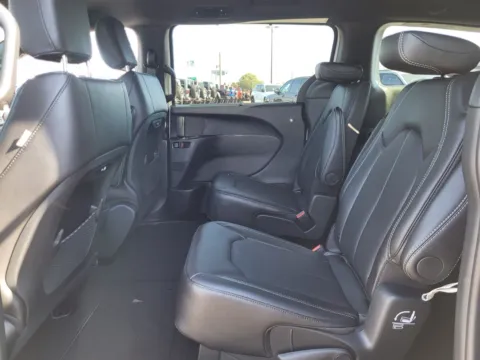 More photos of 2026 Chrysler Pacifica Select at ALM CDJR Perry, GA