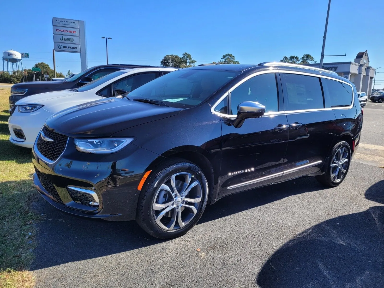 2026 Chrysler Pacifica Pinnacle's photo
