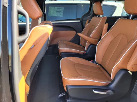 More photos of 2026 Chrysler Pacifica Pinnacle at ALM CDJR Perry, GA