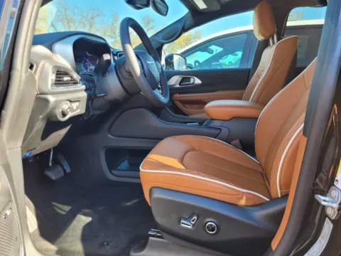 More photos of 2026 Chrysler Pacifica Pinnacle at ALM CDJR Perry, GA
