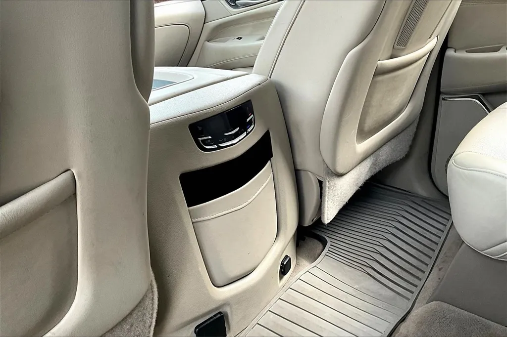 2016 Cadillac Escalade Luxury photo 4