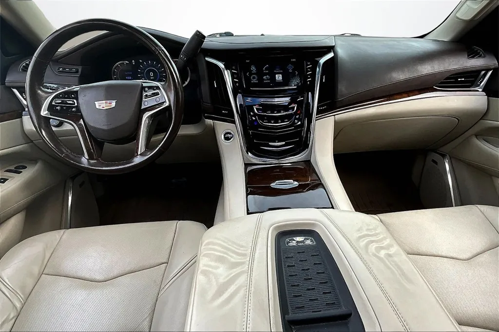 2016 Cadillac Escalade Luxury photo 3