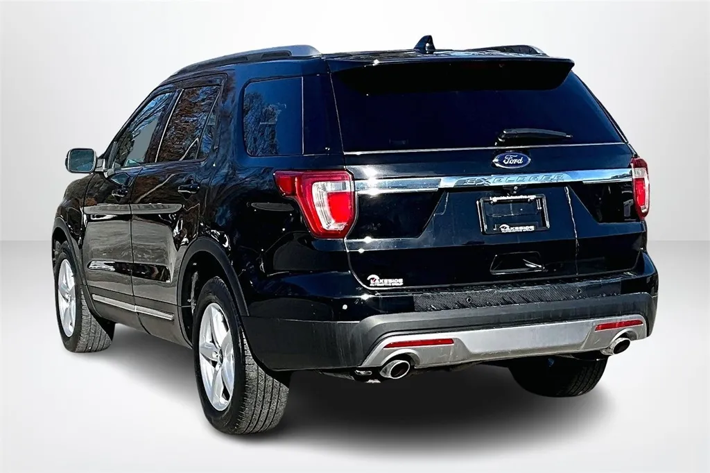 2017 Ford Explorer XLT photo 2