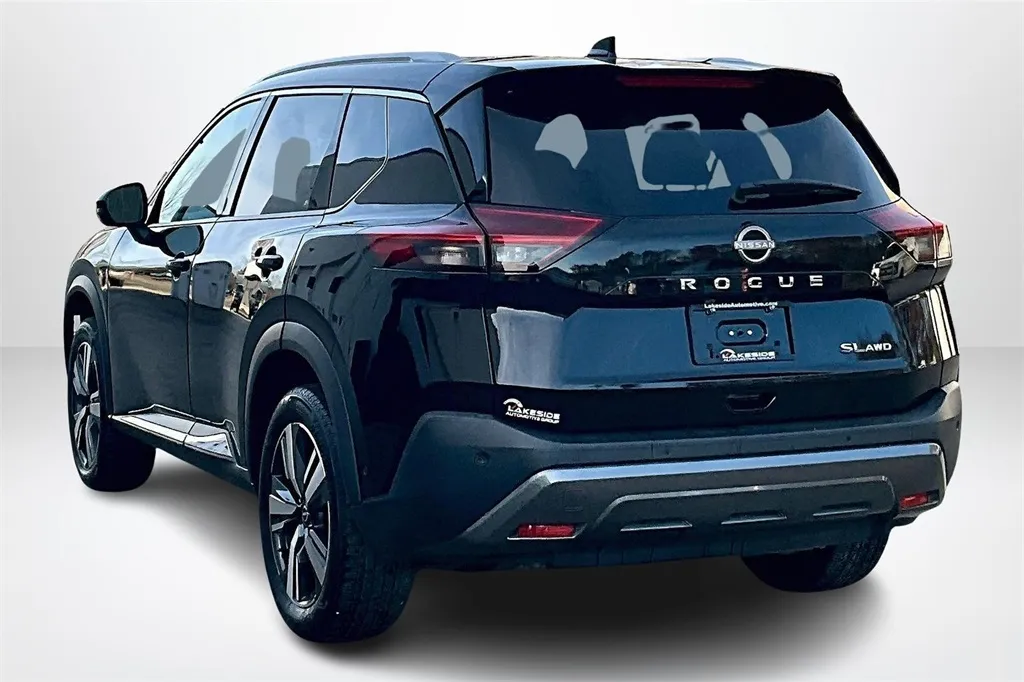 2023 Nissan Rogue SL photo 2