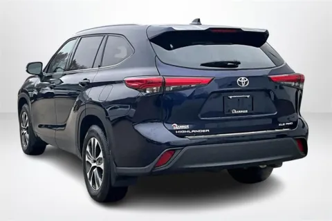 More photos of 2022 Toyota Highlander XLE at Lakeside Automotive Group, MI