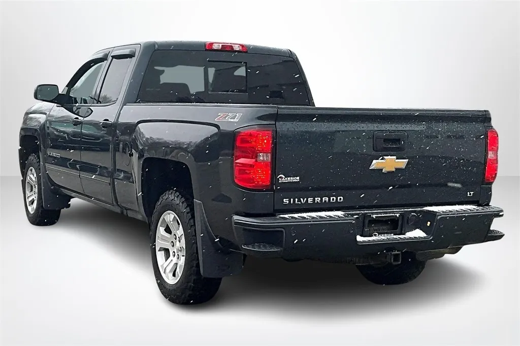 2017 Chevrolet Silverado 1500 LT photo 2
