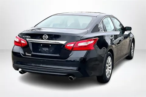 More photos of 2017 Nissan Altima 2.5 at Lakeside Automotive Group, MI