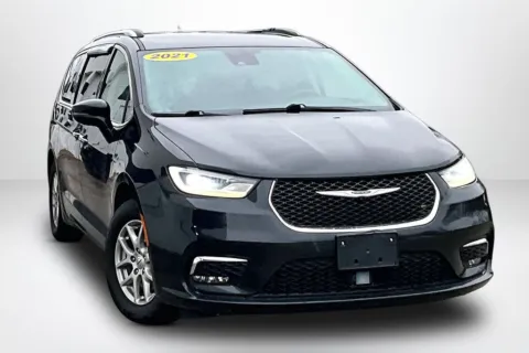 Another view of 2021 Chrysler Pacifica Touring L for sale in Spring Lake, MI at Lakeside Automotive Group