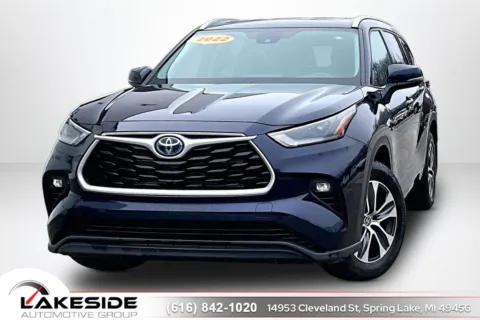 Blue 2022 Toyota Highlander Hybrid XLE for sale in Spring Lake, MI