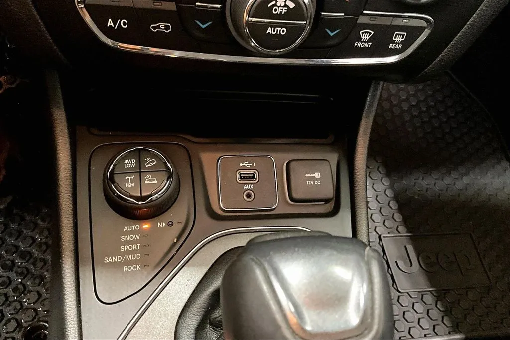 Jeep Cherokee photo 16
