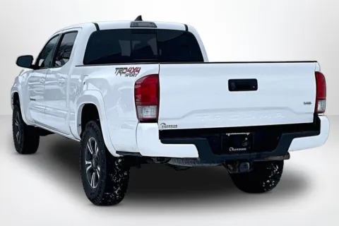 More photos of 2017 Toyota Tacoma SR5 at Lakeside Automotive Group, MI