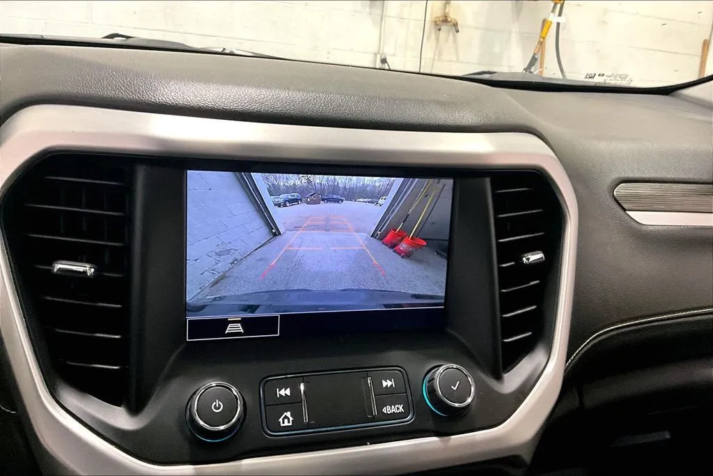 GMC Acadia photo 14