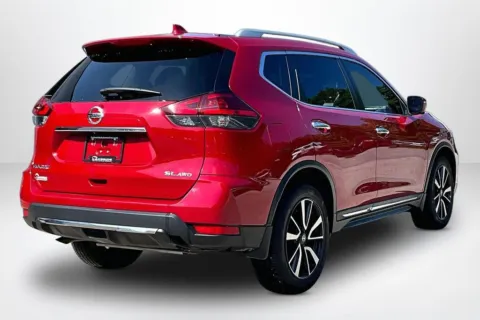 More photos of 2017 Nissan Rogue SL at Lakeside Automotive Group, MI