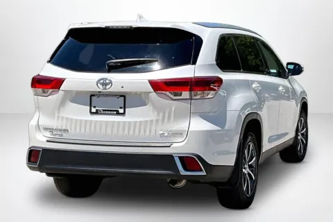 More photos of 2019 Toyota Highlander SE at Lakeside Automotive Group, MI