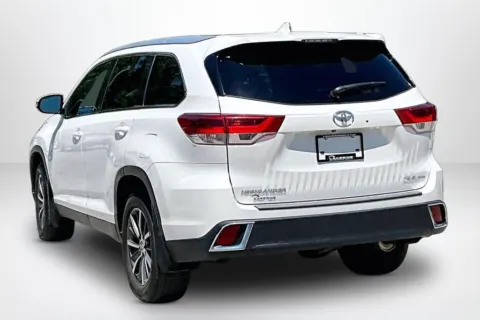 More photos of 2019 Toyota Highlander SE at Lakeside Automotive Group, MI
