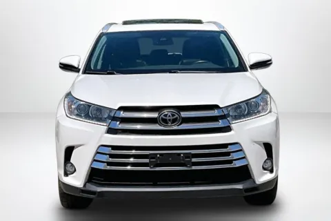 Photos of 2019 Toyota Highlander SE for sale in Spring Lake, MI at Lakeside Automotive Group