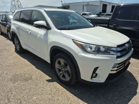More photos of 2017 Toyota Highlander Limited at Lakeside Automotive Group, MI