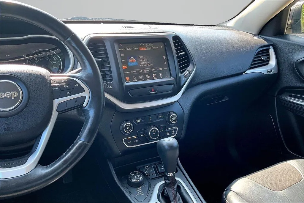 Jeep Cherokee photo 9