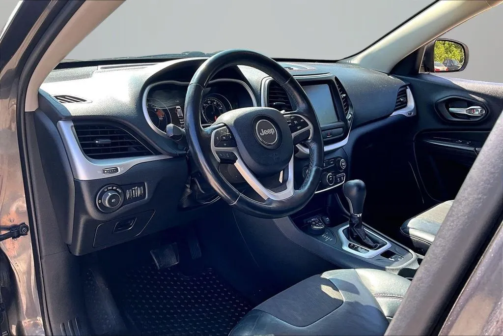 Jeep Cherokee photo 16