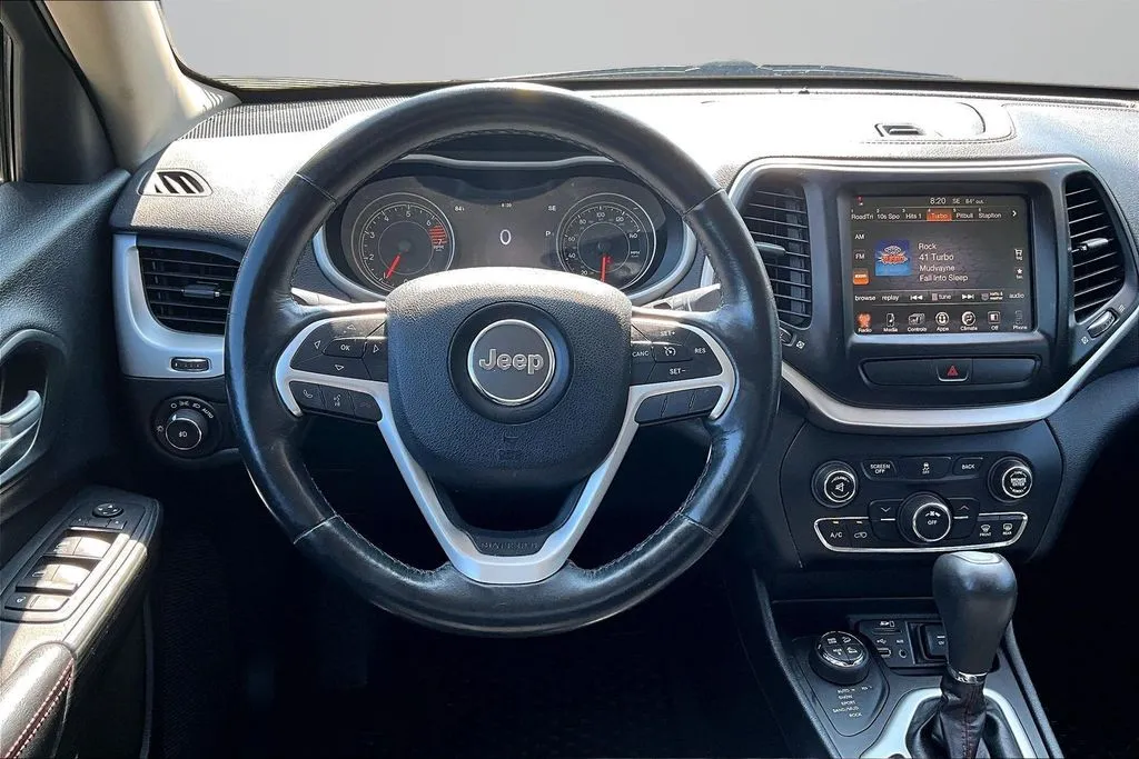 Jeep Cherokee photo 8