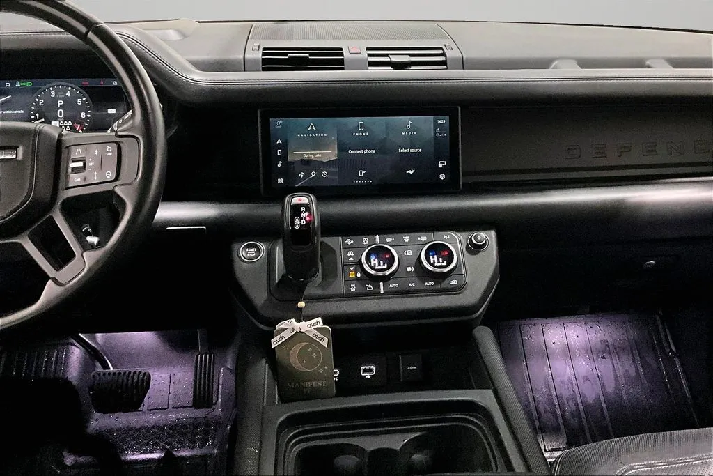 Land Rover Defender photo 9