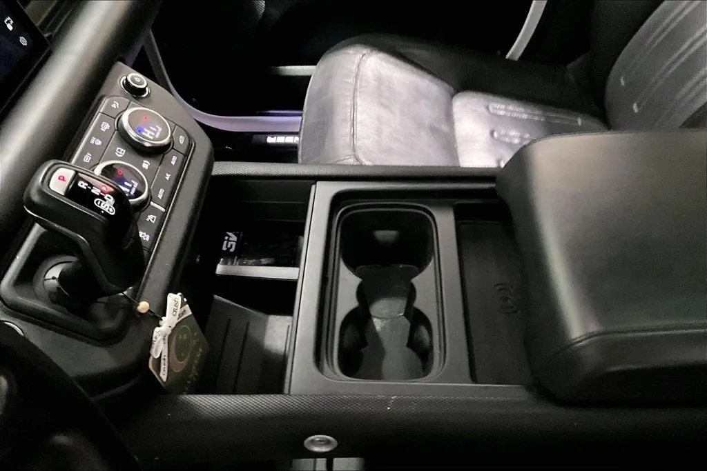 Land Rover Defender photo 18