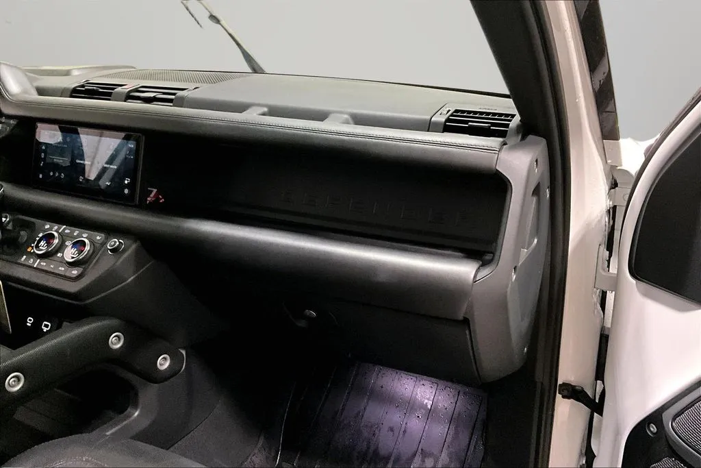 Land Rover Defender photo 26