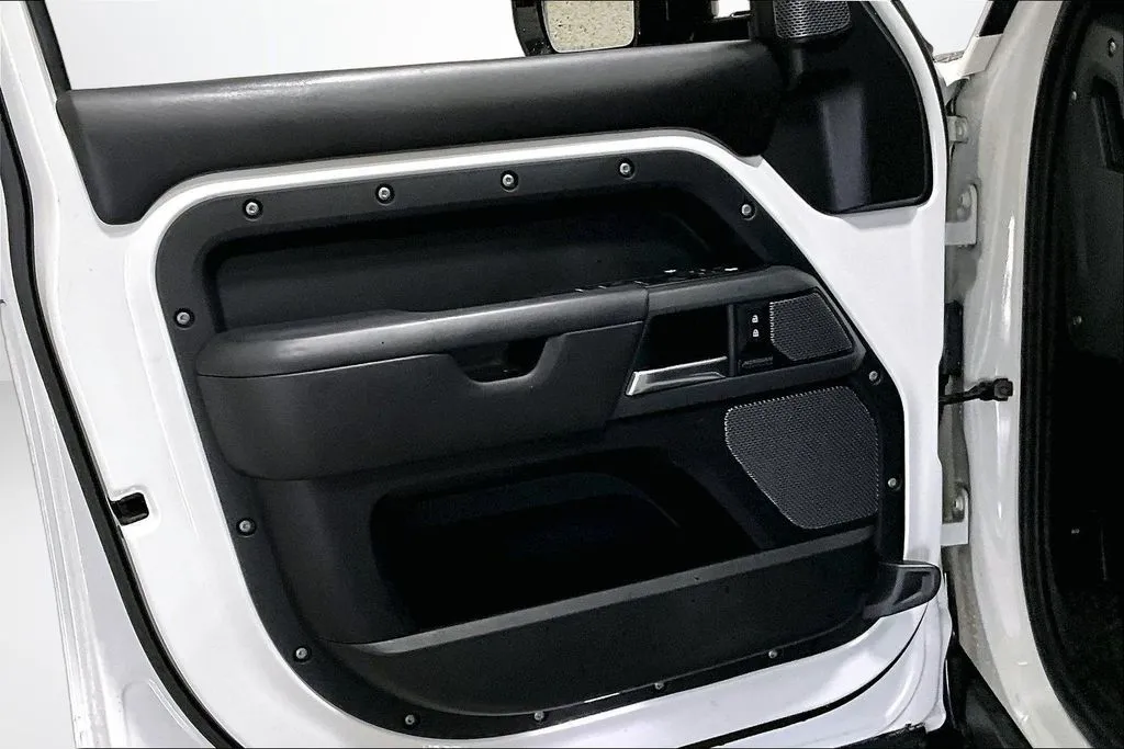 Land Rover Defender photo 20