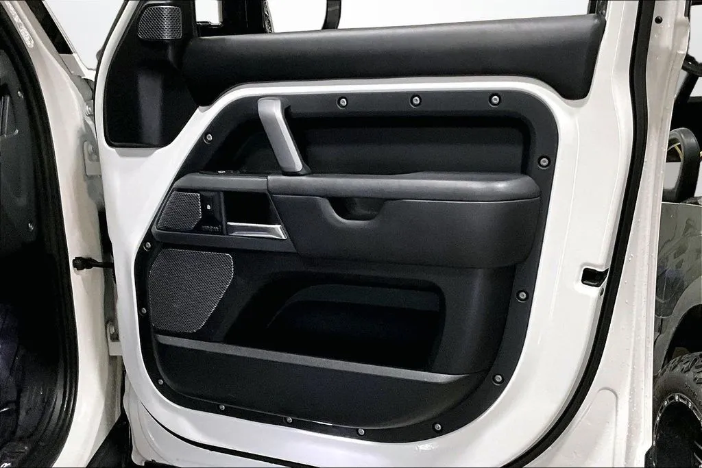 Land Rover Defender photo 28
