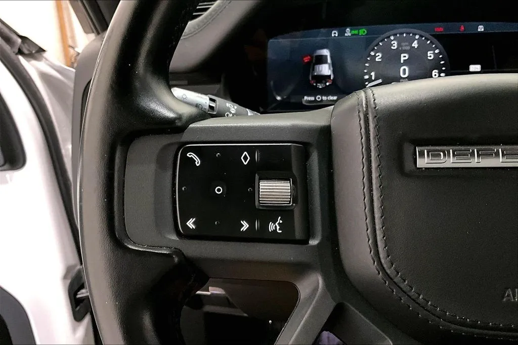 Land Rover Defender photo 11