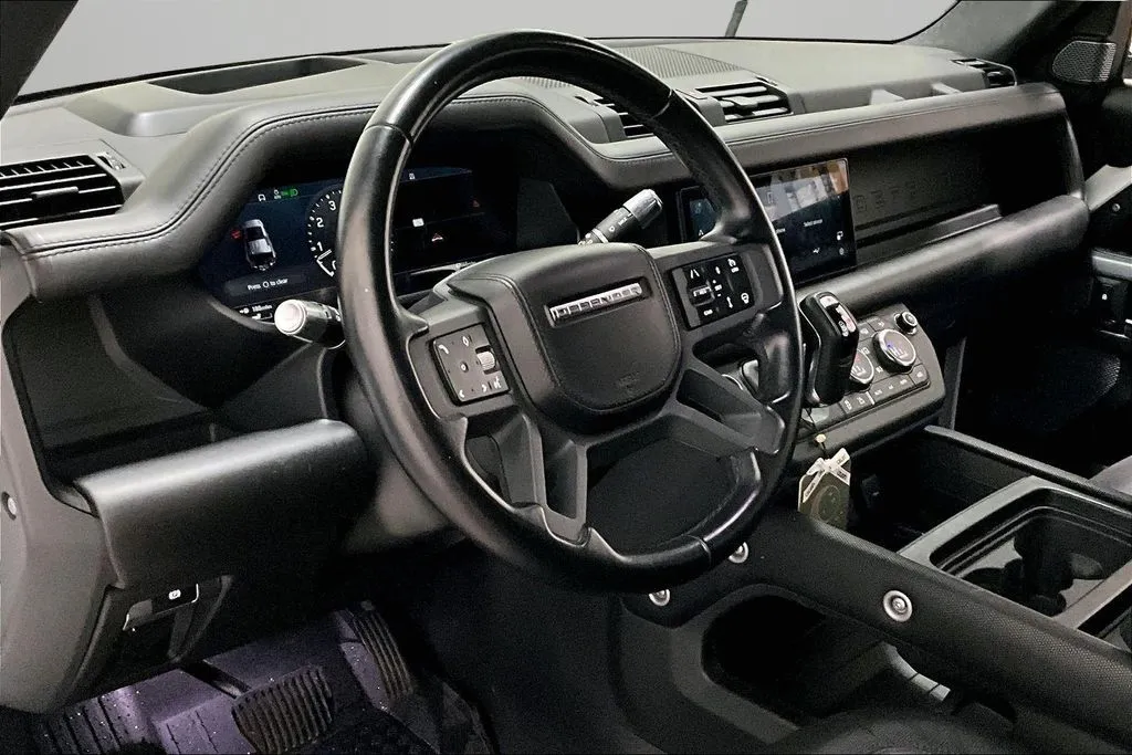 Land Rover Defender photo 17