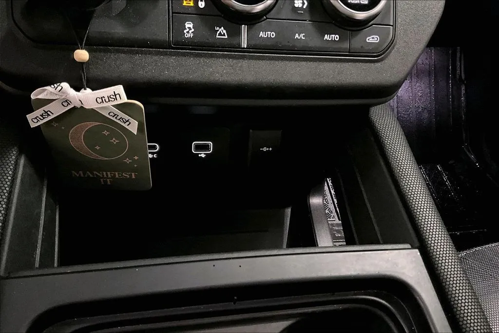 Land Rover Defender photo 16
