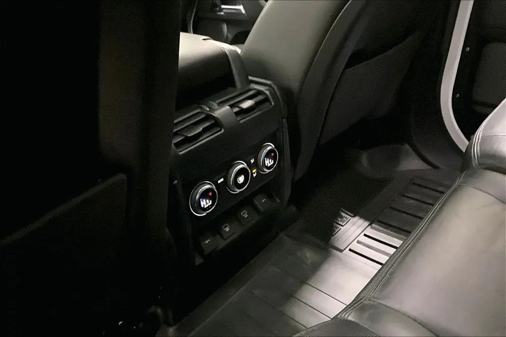 Land Rover Defender photo 10