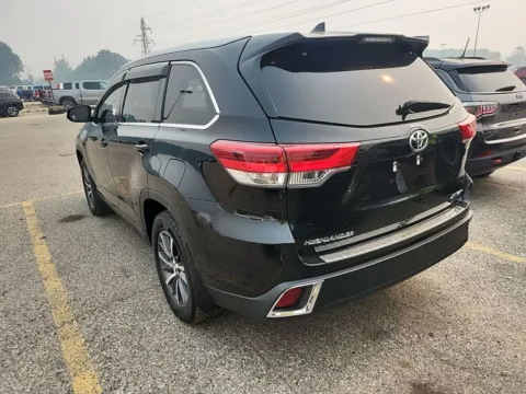 Photos of 2019 Toyota Highlander SE for sale in Spring Lake, MI at Lakeside Automotive Group