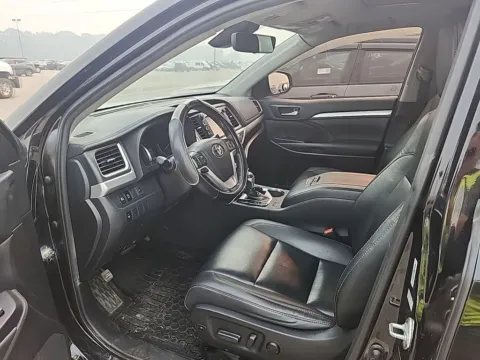 More photos of 2019 Toyota Highlander SE at Lakeside Automotive Group, MI