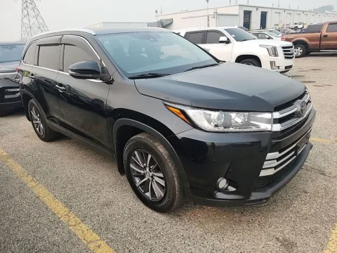 More photos of 2019 Toyota Highlander SE at Lakeside Automotive Group, MI