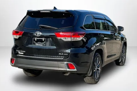 More photos of 2019 Toyota Highlander SE at Lakeside Automotive Group, MI