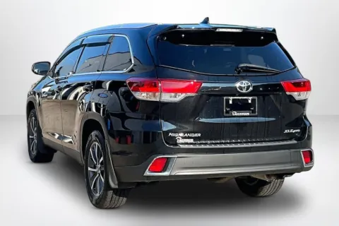 More photos of 2019 Toyota Highlander SE at Lakeside Automotive Group, MI